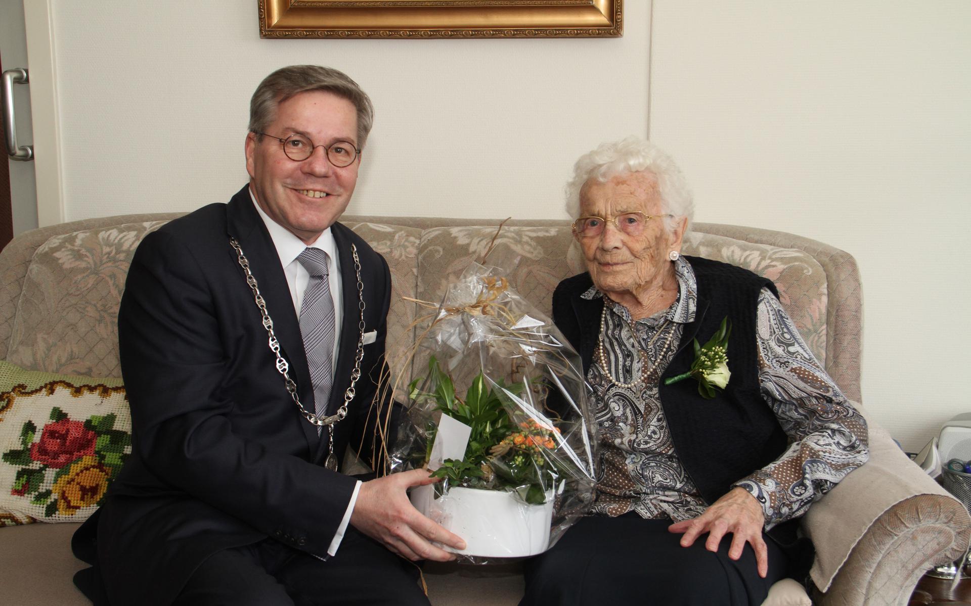 Dinie Siepel-Dodde is met haar 104 de oudste inwoonster van Veendam. Ze kreeg namens de gemeente van burgemeester Link de felicitaties en een bloemstuk.