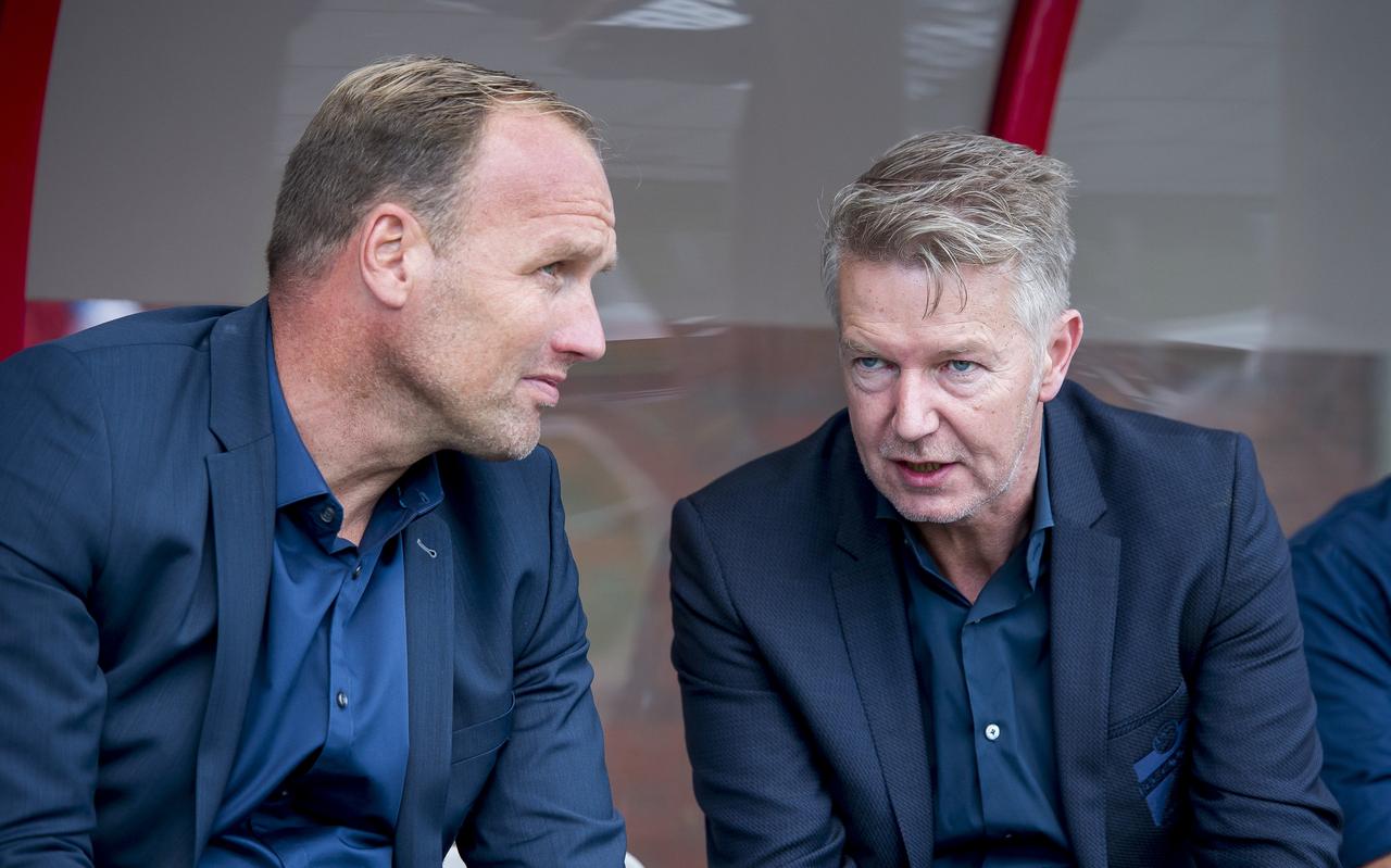 Ronald Lubbers (rechts) en FC Emmen-trainer Dick Lukkien. Ronald Lubbers (rechts) en FC Emmen-trainer Dick Lukkien.