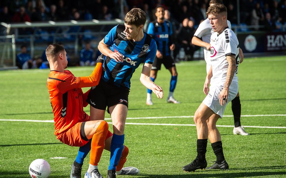 Giovanni Zwikstra (ACV) wordt gestuit door keeper Ruben van Kouwen van GVVV.