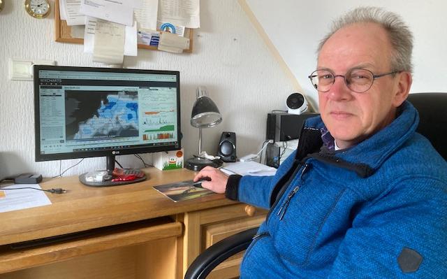 Storm met onweer onderweg. Weerman Jannes Wiersema uit Roodeschool legt uit waarom boeren er weinig 