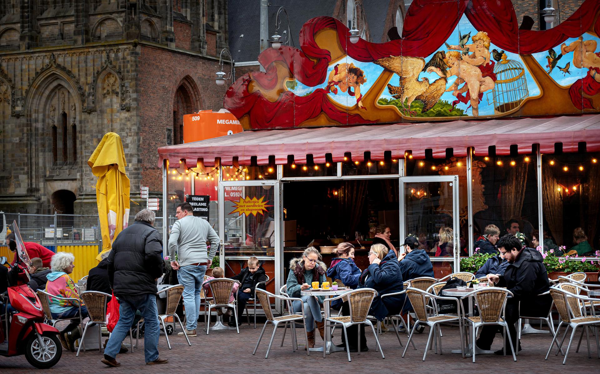 De inmiddels gesloten poffertjeskraam op de Grote Markt in Groningen.