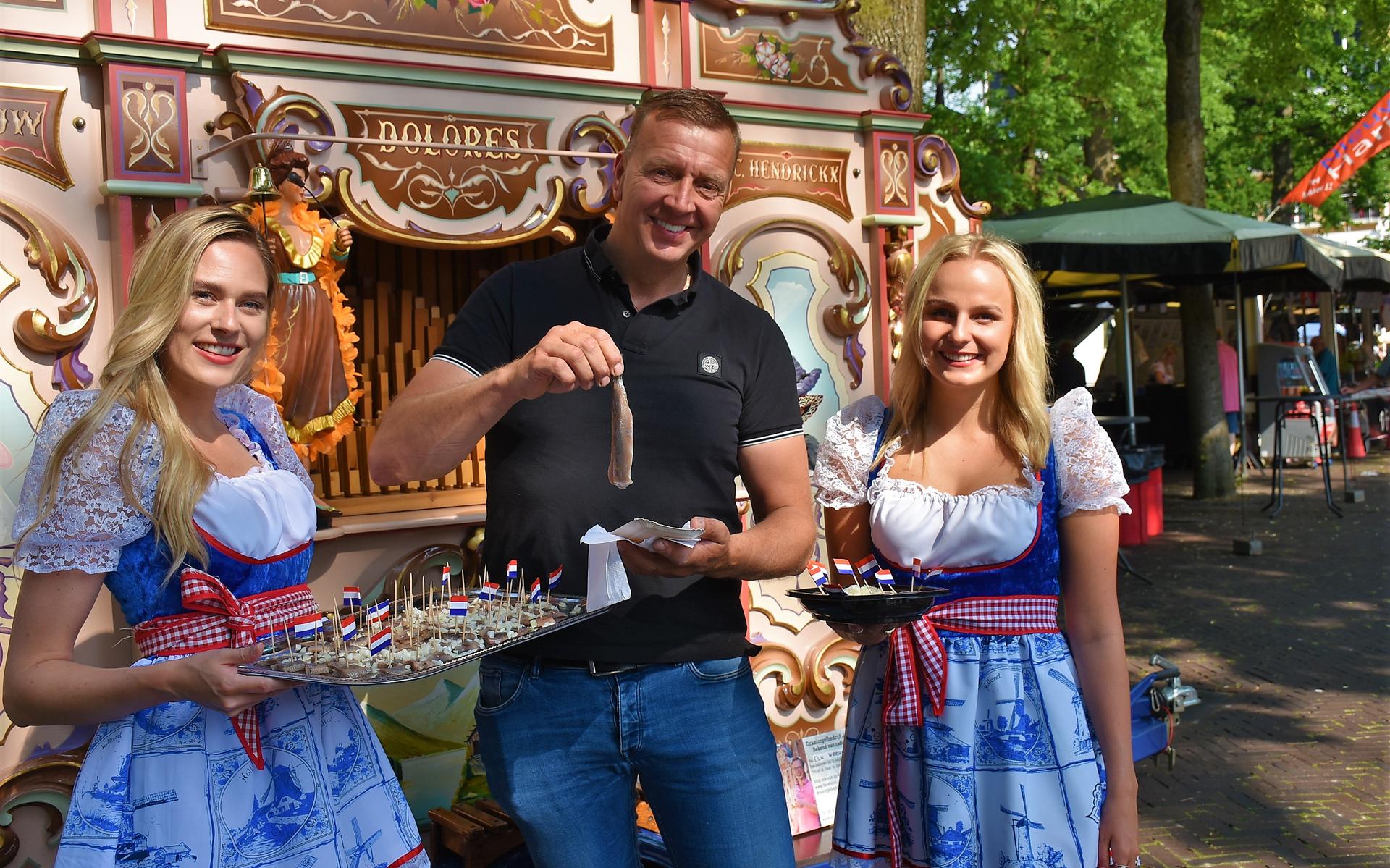 Koning der Piraten hapt eerste Hollandse nieuwe op weekmarkt in Emmen. Zanger Jannes wil zijn haring