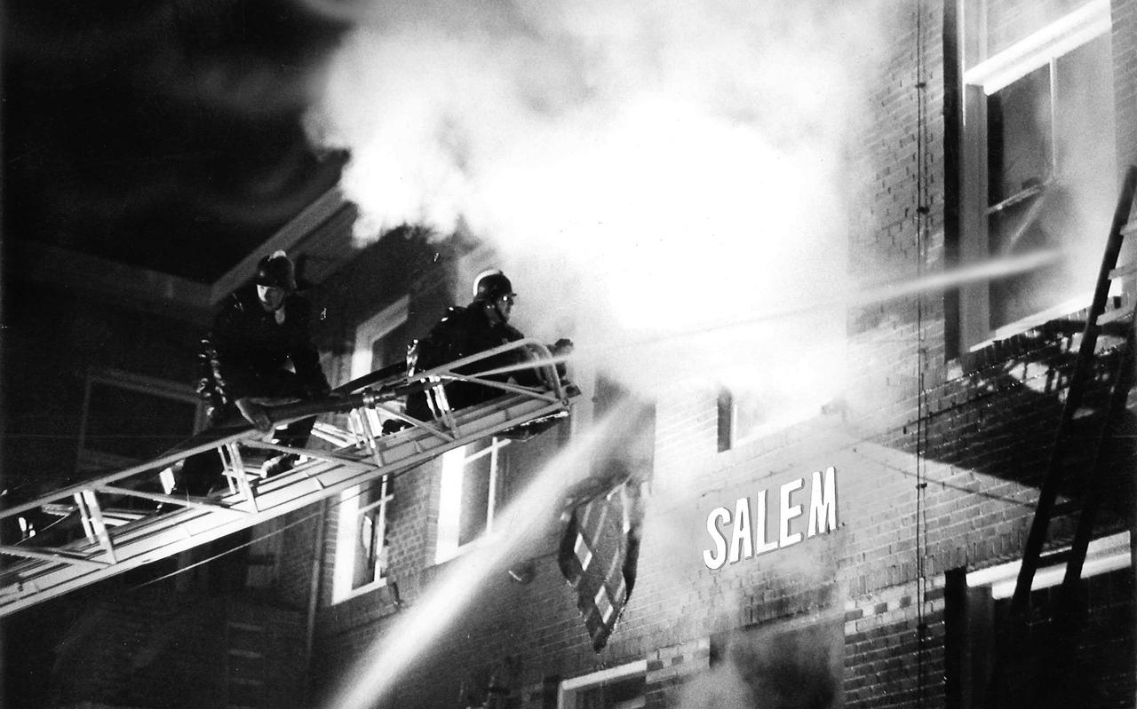 Het vrouwenpaviljoen Salem stond op 24 oktober 1970 in lichterlaaie. Zestien patiënten kwamen door de brand om het leven. Het vrouwenpaviljoen Salem stond op 24 oktober 1970 in lichterlaaie. Zestien patiënten kwamen door de brand om het leven.