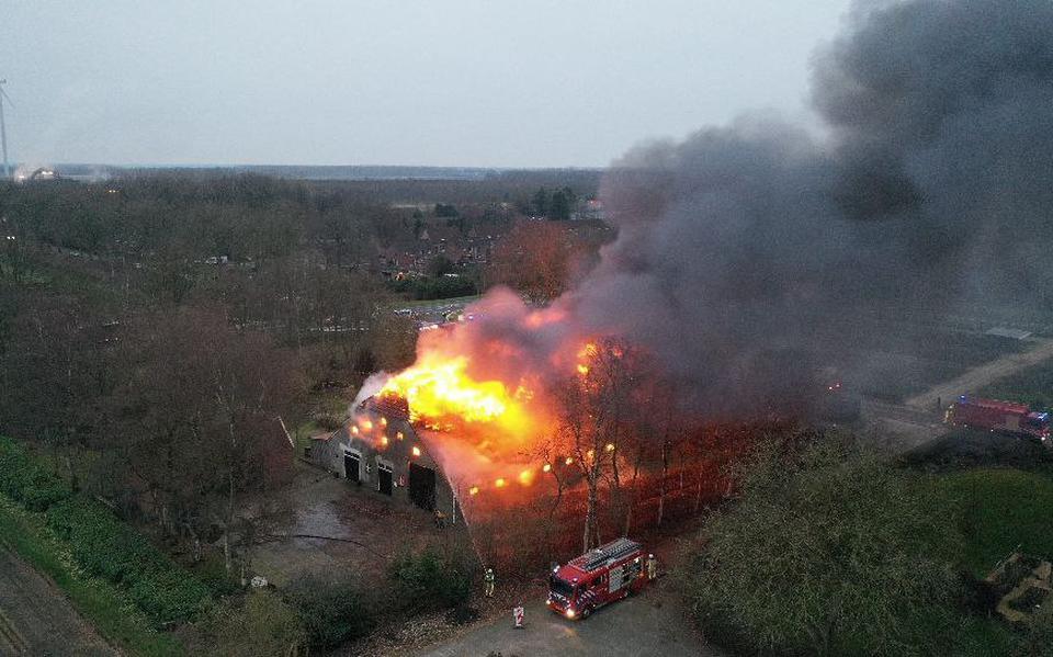 Een uitslaande brand in een woonboerderij in Gasseltenijeveenschemond op dinsdagavond.