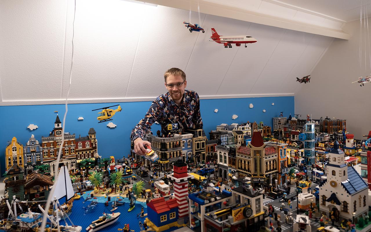 Jake Schimmel begon tijdens corona met het bouwen van Legostad Steendam op een slaapkamer.