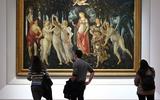 Bezoekers van het Uffizi kijken naar La Primavera (De Lente) van Botticelli.