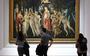 Bezoekers van het Uffizi kijken naar La Primavera (De Lente) van Botticelli.