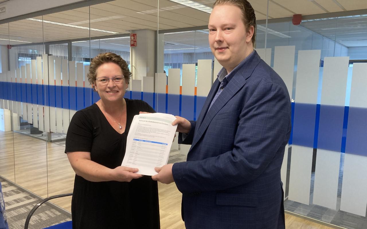 Wesley Tabak biedt Nelleke Vedelaar de petitie met 1200 handtekeningen aan.