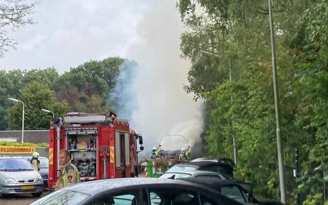 Een geparkeerde boot vloog dinsdagmorgen in brand in Emmen. 