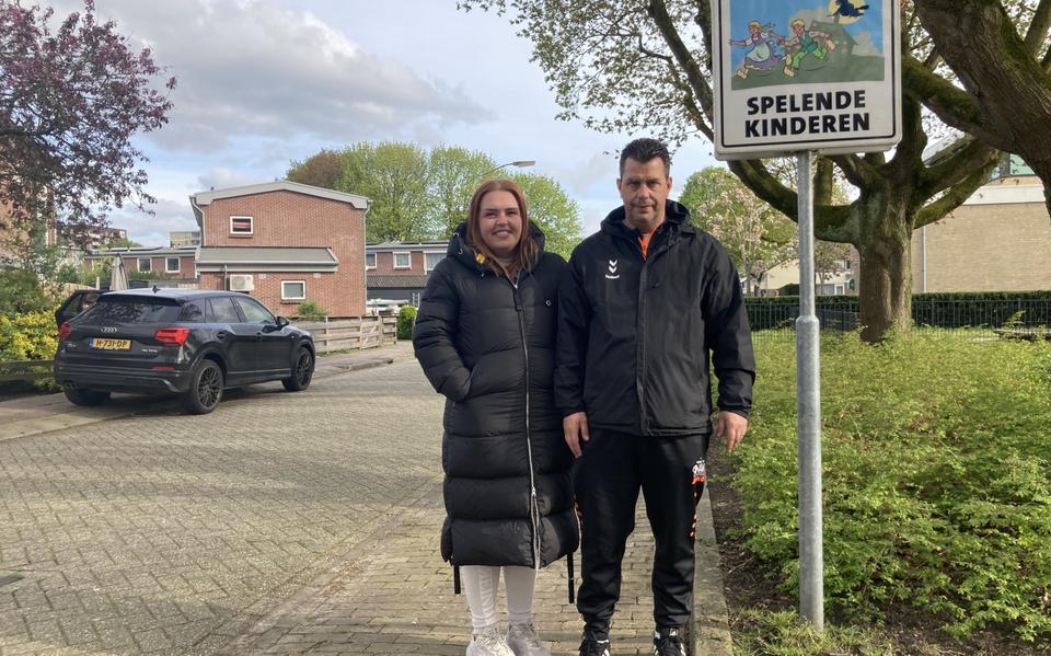 Wiets Wolters en Henk Bakker in de Meerstraat, nabij de plek waar zij heel graag een snelheidsremmer willen. 