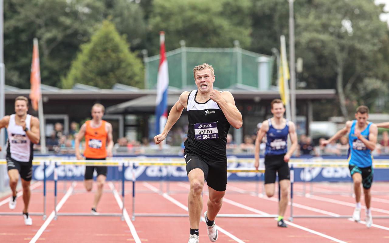 Assenaar Nick Smidt op weg naar zijn laatste Nederlandse titel op de 400 meter horden.