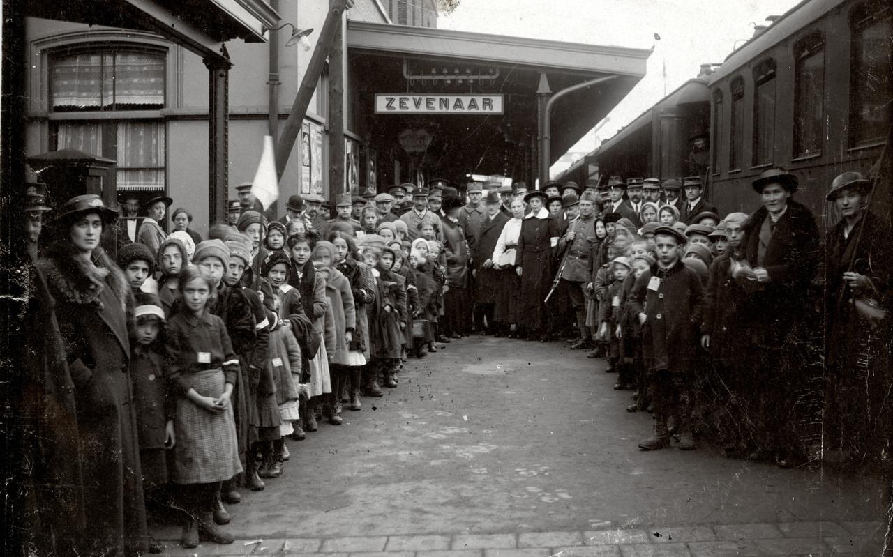 Transport per trein van Oostenrijkse kinderen naar Nederland, bij aankomst op station Zevenaar. 1917. Transport per trein van Oostenrijkse kinderen naar Nederland, bij aankomst op station Zevenaar. 1917.