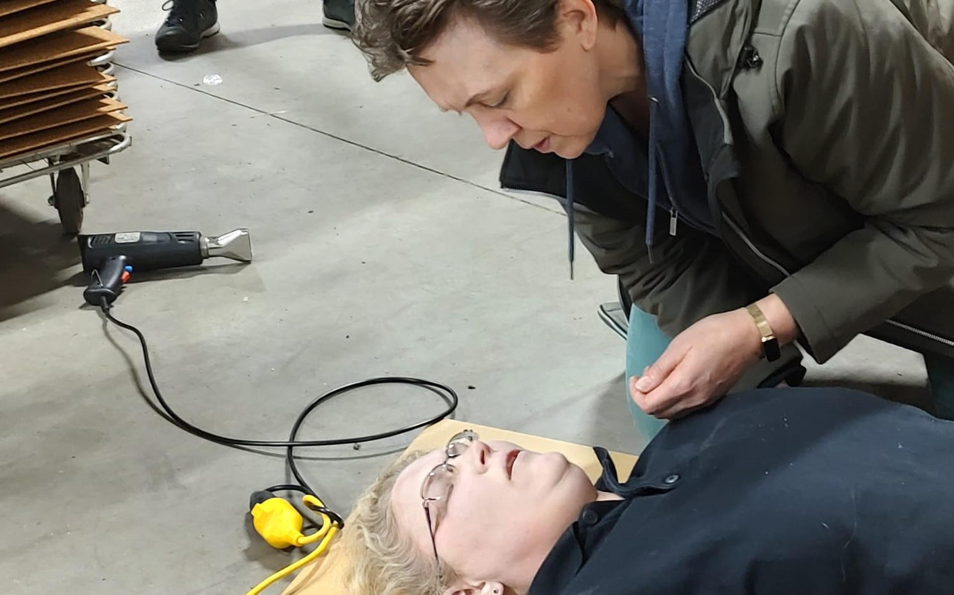 Eén van de slachtoffers wordt behandeld.