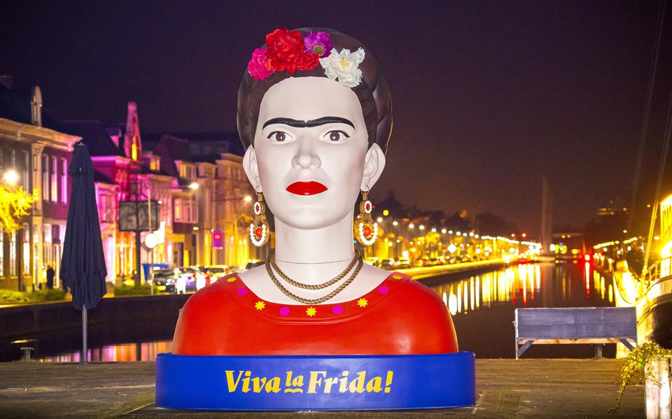 Het beeld van Frida Kahlo op de Kop van de Vaart in Assen.