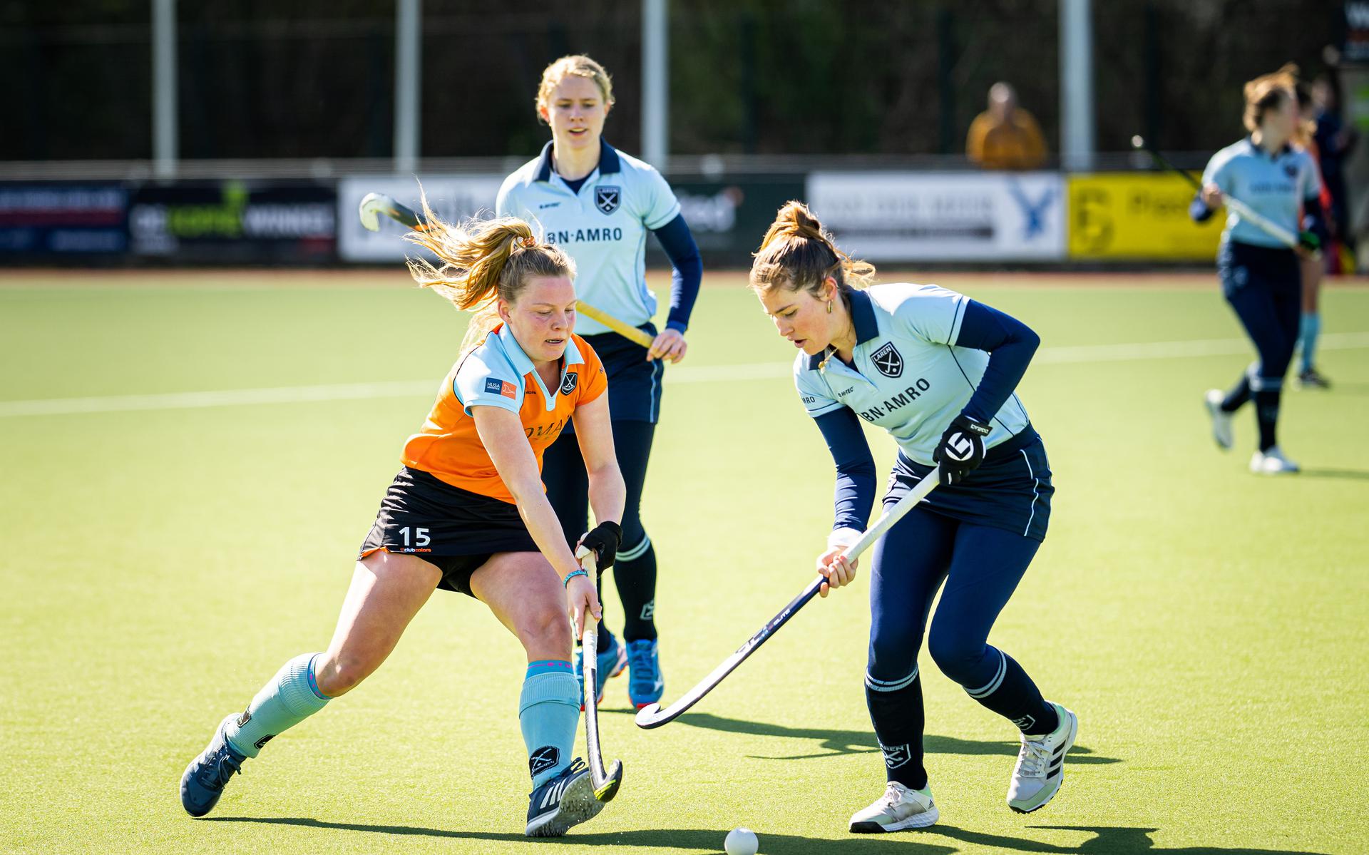 Groningen-speelster Claire Fischer (links) in duel met een hockeyster van Laren. 