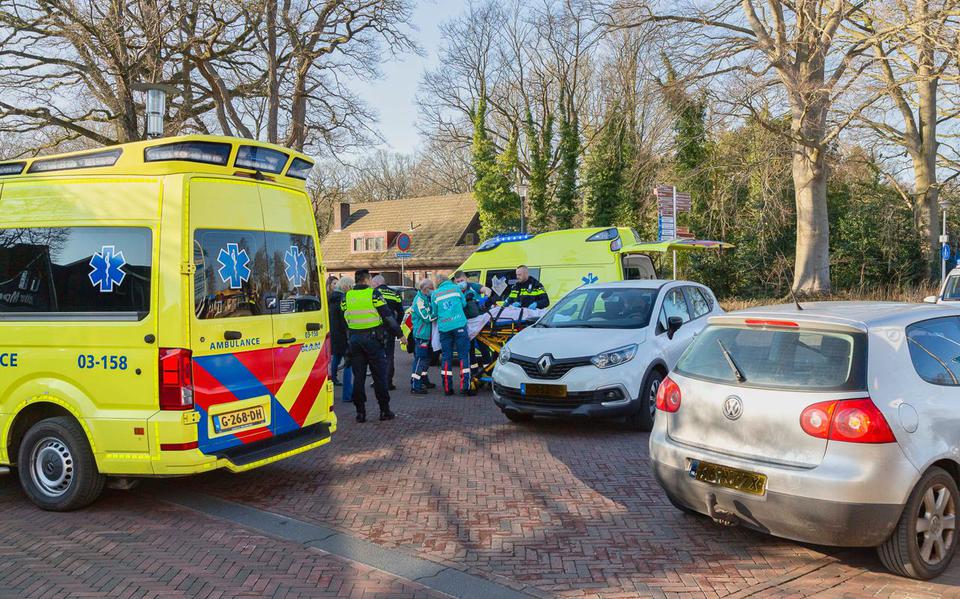 Fietser raakt gewond na botsing met auto op kruising Meppelerweg in Zuidwolde. Man is met hoofdletsel naar ziekenhuis gebracht.
