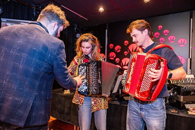 Accordeonist Hannan (25) valt op tijdens het Internationaal accordeonfestival Stadskanaal. ‘Leuk om 