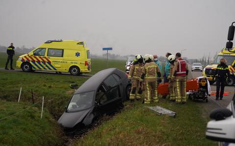 Twee auto’s belanden in de sloot op kruising Bramenweg met Burgemeester Slompweg in Nijeveen. 