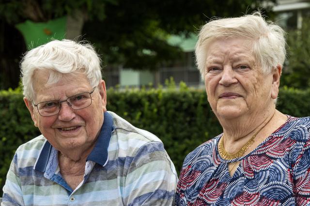 Mans (89) en Meta (90) uit Nieuw-Amsterdam houden al 70 jaar van elkaar. ‘Geef elkaar eens een bloem