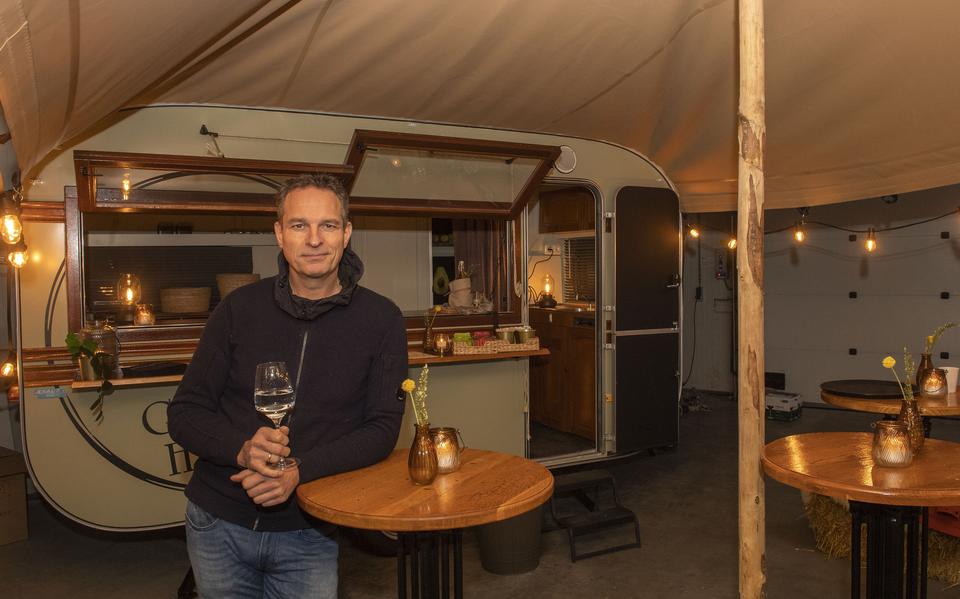 Jan van Es van eetcafé Groothuis in Emmen catert op locatie met zijn caravan Groothuisje. 
