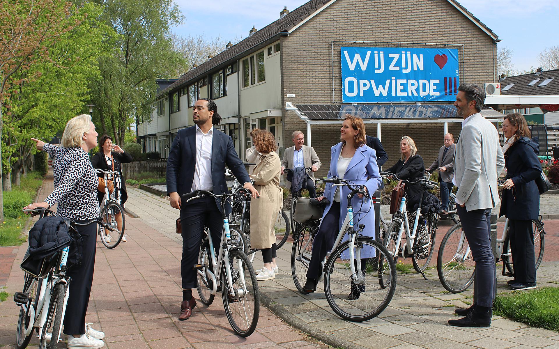 De Kamerleden in gesprek met wethouder Annalies Usmany tijdens de fietstocht door de wijk Opwierde. Foto: Jan van Heerde