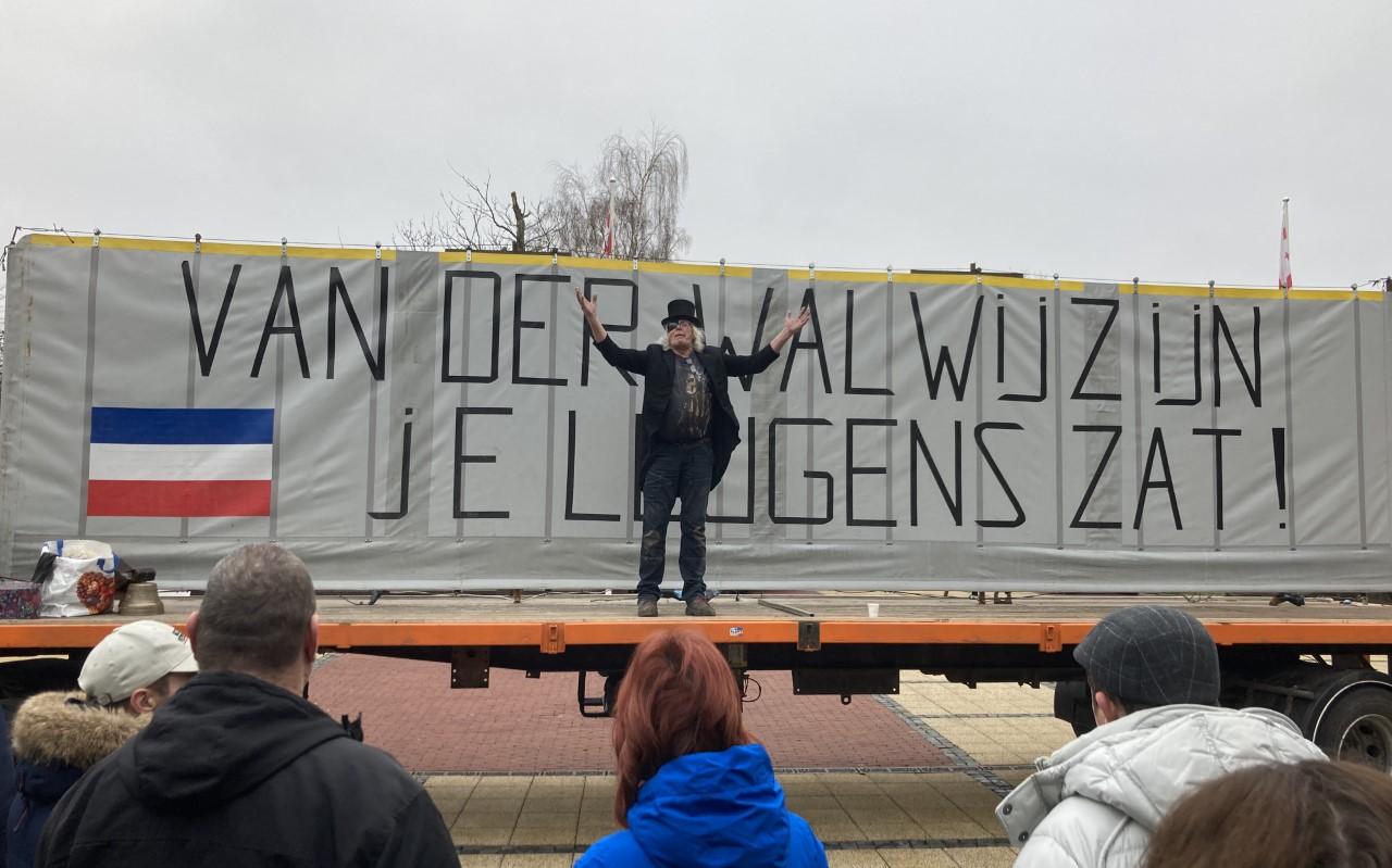 Sjirk de Vries spreekt de actievoerende boeren toe. Sjirk de Vries spreekt de actievoerende boeren toe.