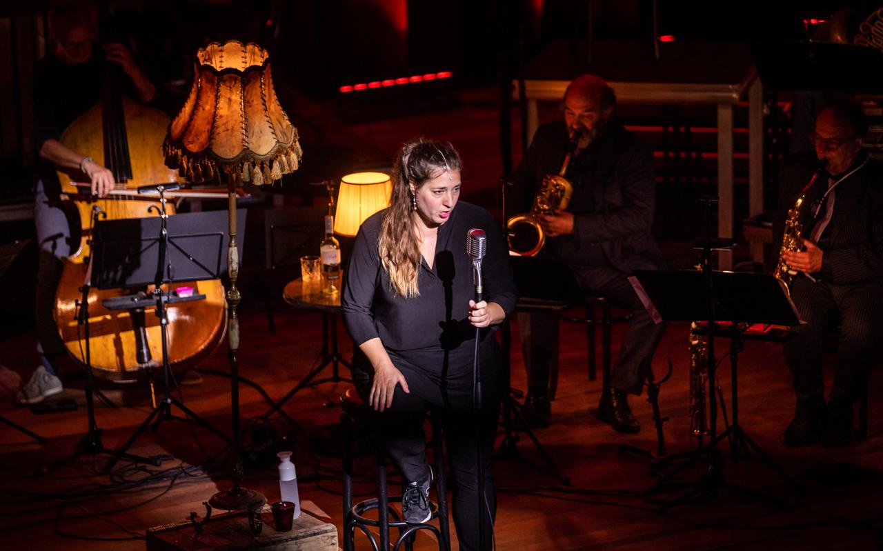 Carina Vinke als nachtclubzangeres tussen de musici van het NBE. Carina Vinke als nachtclubzangeres tussen de musici van het NBE.
