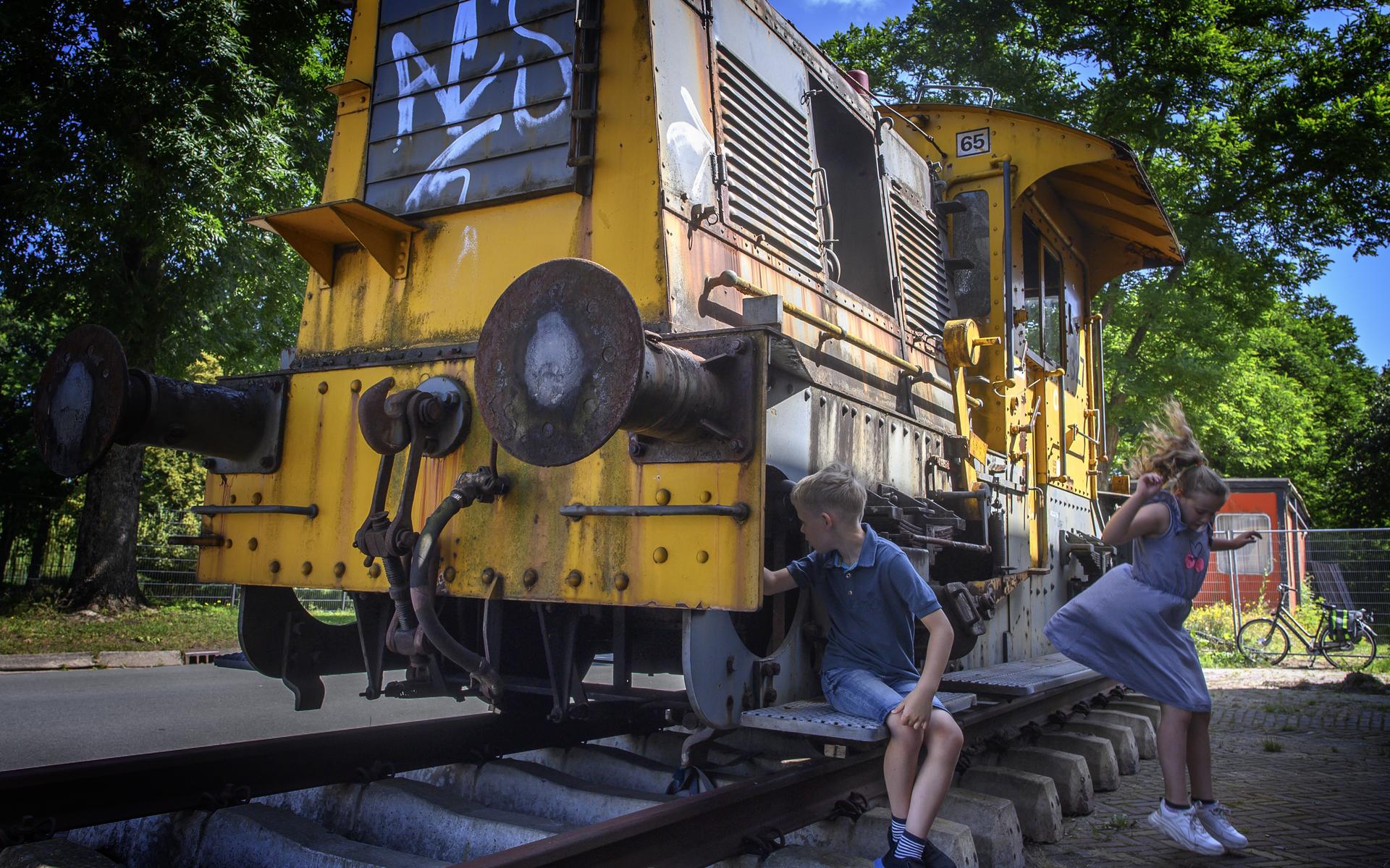 Noord-Nederlands Trein & Trammuseum in Zuidbroek viert 20-jarig bestaan met koffie, gebak en nog mee