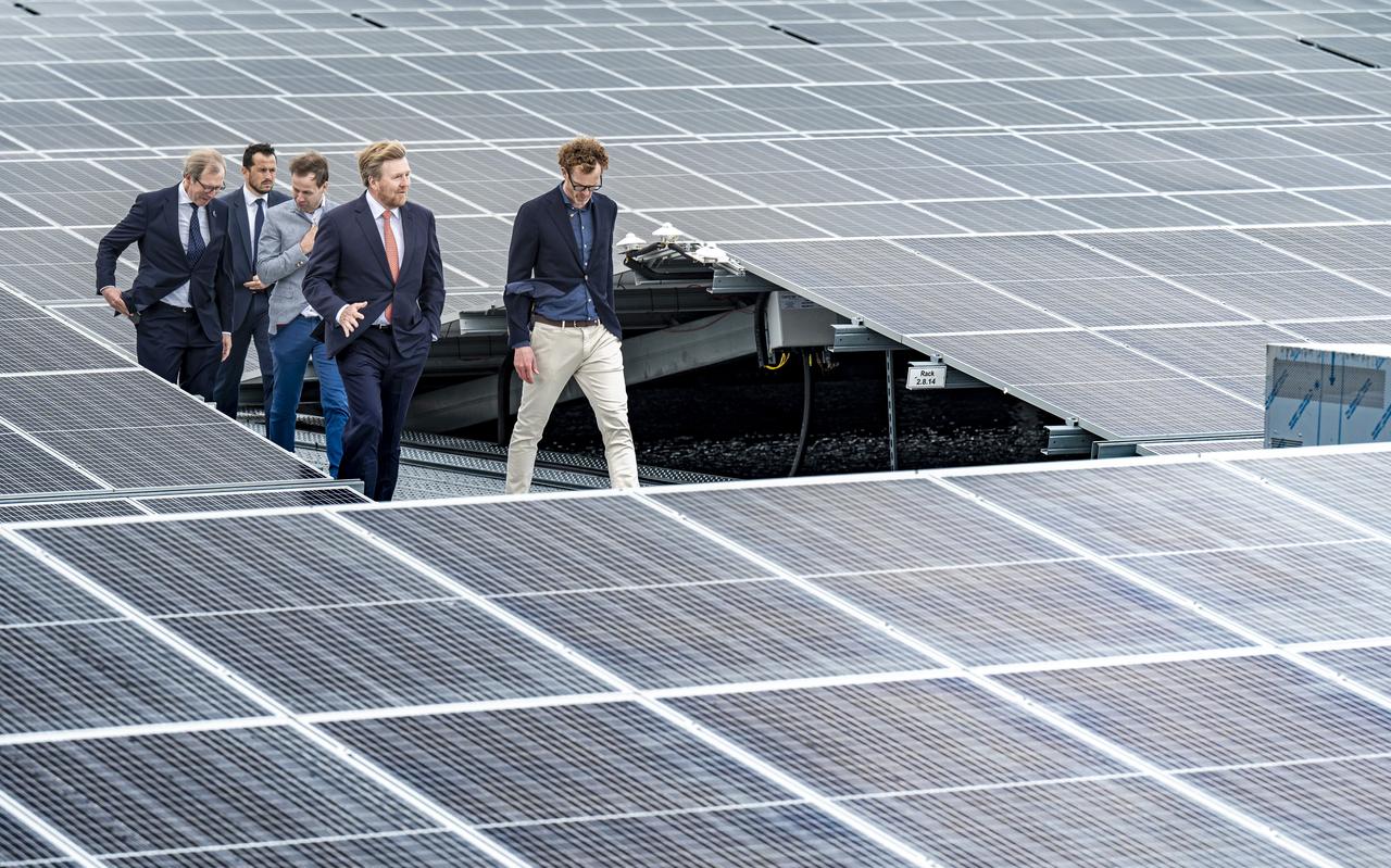 Koning Willem-Alexander krijgt een rondleiding over het zonnepark. Koning Willem-Alexander krijgt een rondleiding over het zonnepark.