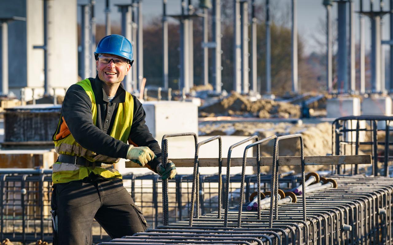 Tennet legt een 380 kV-lijn aan tussen Eemshaven en Hoogkerk en werkt aan de ombouw van hoogspanningsstations. Tennet legt een 380 kV-lijn aan tussen Eemshaven en Hoogkerk en werkt aan de ombouw van hoogspanningsstations.