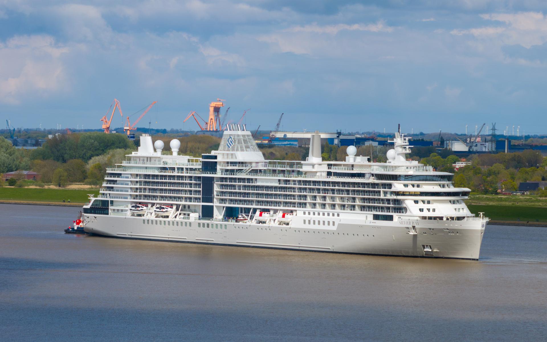 Het cruiseschip Silver Ray draait ter hoogte van Emden op de Dollard