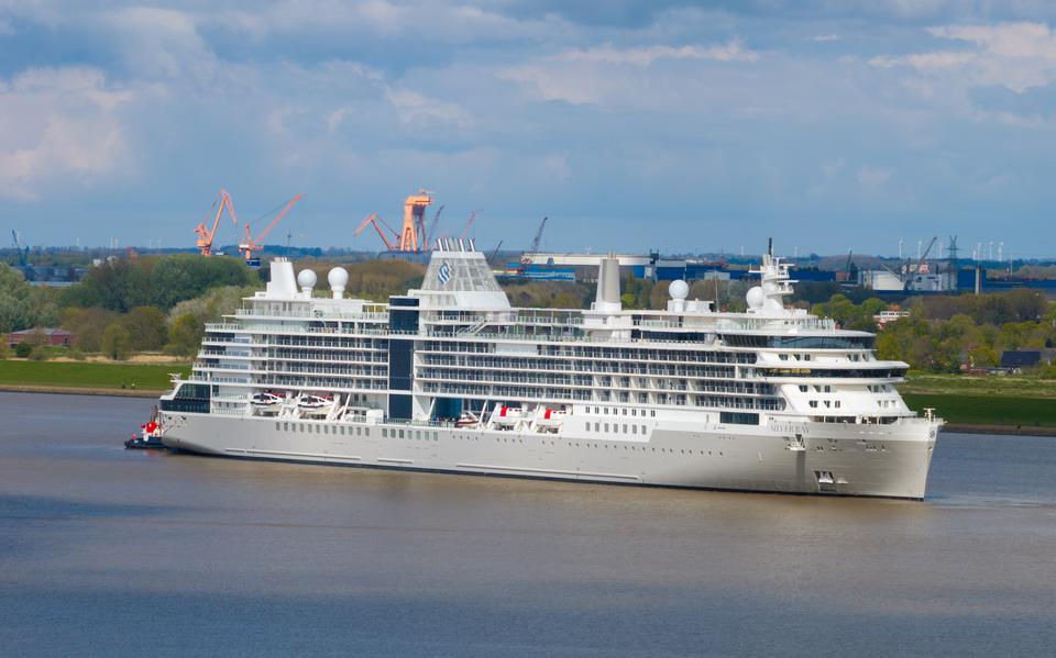 Het cruiseschip Silver Ray draait ter hoogte van Emden op de Dollard