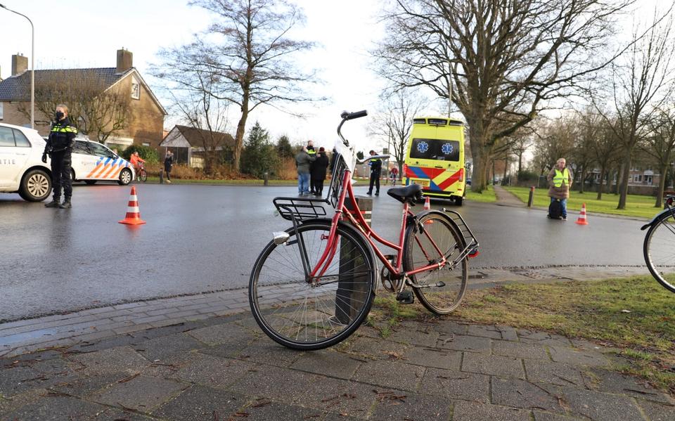 Fietsster raakt gewond na botsing met auto op kruising Wolfsbosstraat met Tamboerlaan in Hoogeveen. Fietsster raakt gewond na botsing met auto op kruising Wolfsbosstraat met Tamboerlaan in Hoogeveen.