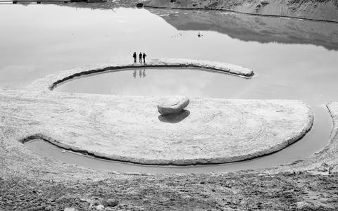 Het kunstwerk 'Broken Circle/Spiral Hill' van Robert Smithson, kort na de aanleg in 1971.