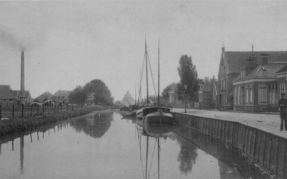 Op het huidige Schönfeldplein lag rond 1900 nog de Oosterhaven. Op dat plein keert het water terug.
