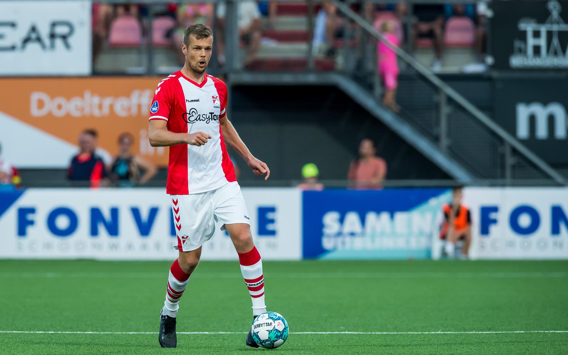 Jeroen Veldmate in actie namens FC Emmen.