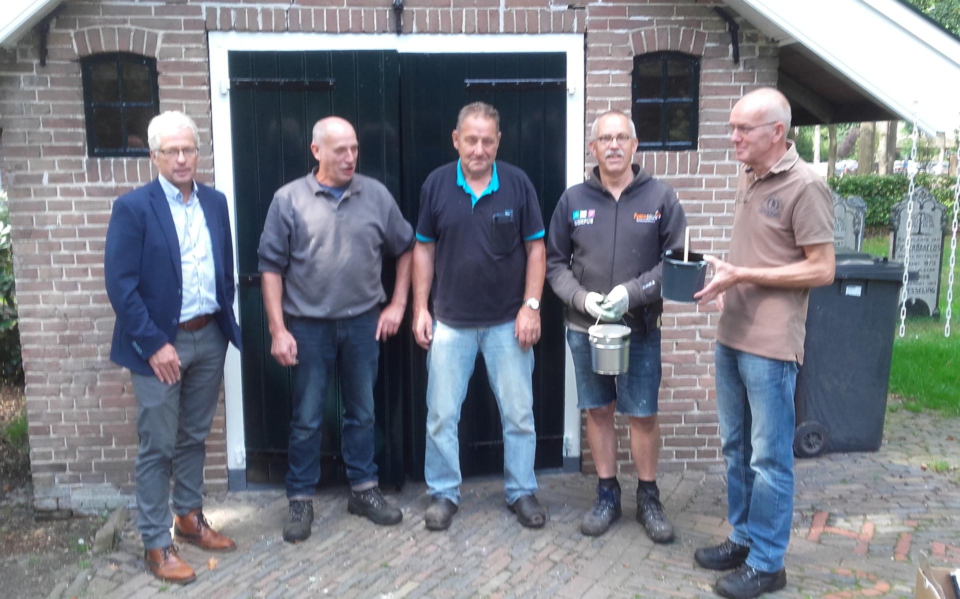 Wethouder Henk Doeven en de klussers Herman de Ridder, Hendrik Jan Mones, Koos Mulder en Egbert Boer zijn tevreden met het resultaat.