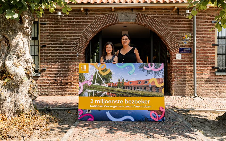 Nina en haar dochter Emma worden in het zonnetje gezet bij het museum