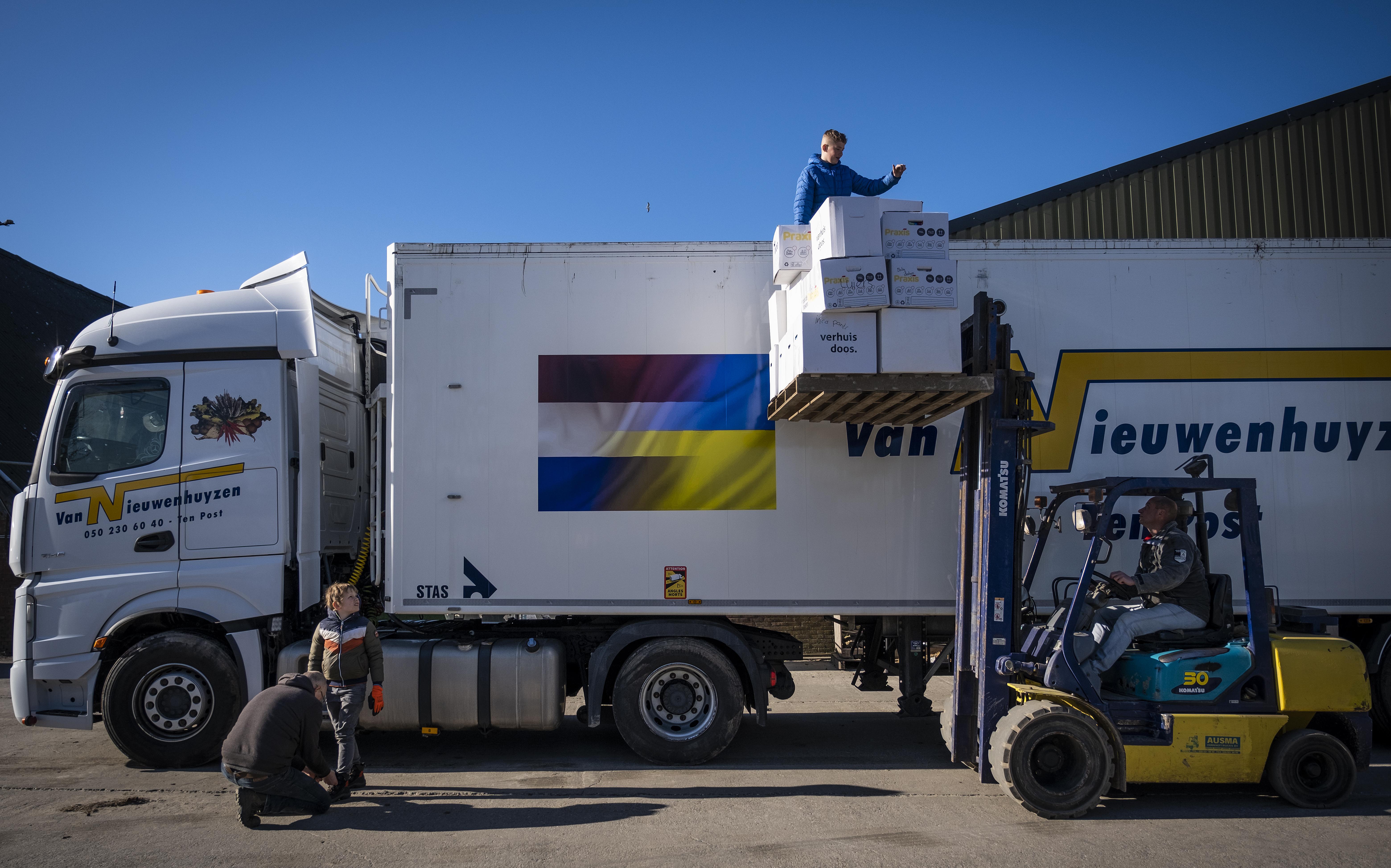 Alex en Alexander uit Uithuizermeeden vertrekken voor de achtste keer met vrachtwagen naar Oekraïne,