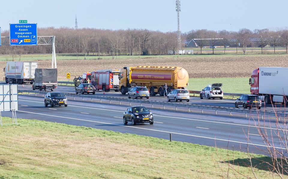 Ongeval met meerdere vrachtautos op A28 bij Hoogeveen zorgt voor kilometerslange file.