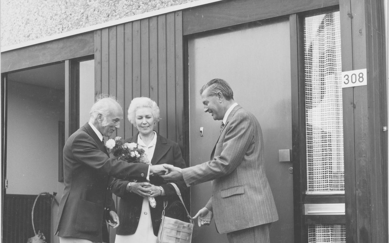Het echtpaar Poelstra, de eerste bewoners van Meerpaal 308, de eerste woning in de wijk Lewenborg, ontvangen op 28 juni 1972 de sleutels uit handen van voorzitter M.Th. Verlaan van woningbouwvereniging Volkshuisvesting. Het echtpaar Poelstra, de eerste bewoners van Meerpaal 308, de eerste woning in de wijk Lewenborg, ontvangen op 28 juni 1972 de sleutels uit handen van voorzitter M.Th. Verlaan van woningbouwvereniging Volkshuisvesting.