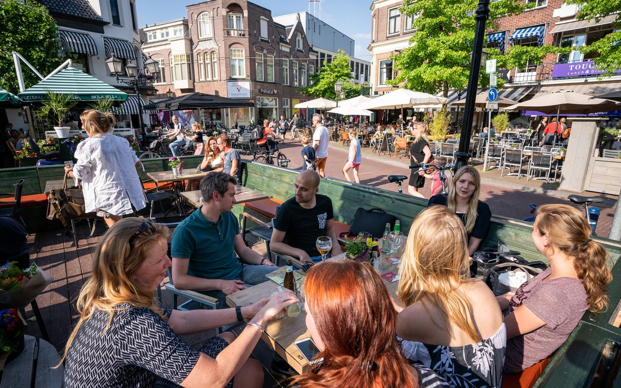 Volle terrassen aan de Kop van de Vaart in Assen. Volle terrassen aan de Kop van de Vaart in Assen.