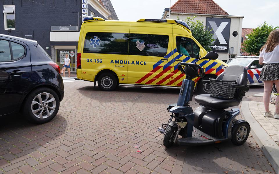 Aanrijding tussen auto en scootmobiel op Woldstraat in Meppel, bestuurder scootmobiel gewond naar het ziekenhuis.