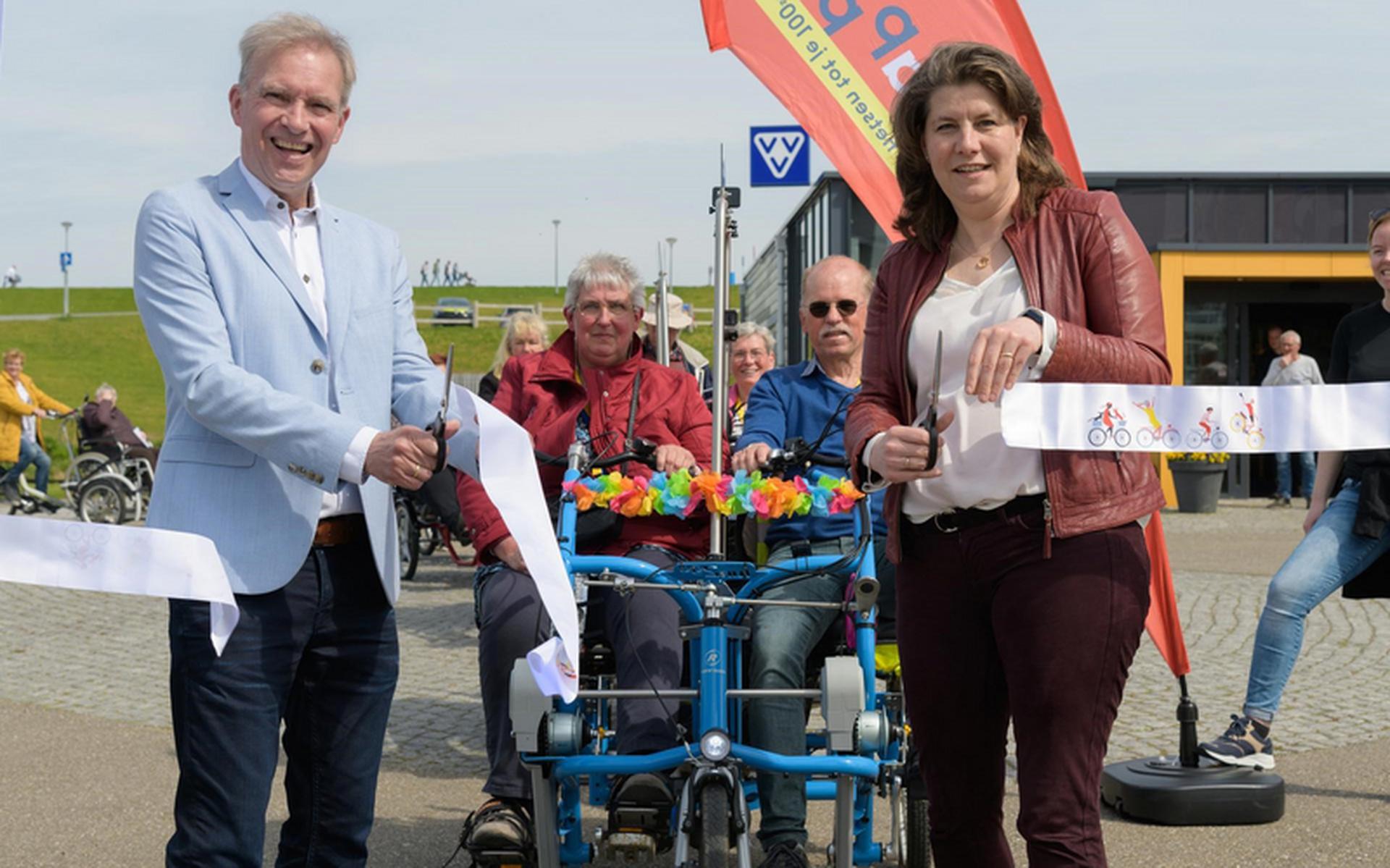 Fleur Gräper en Meindert Joostens openen de route. Foto: Provincie Groningen