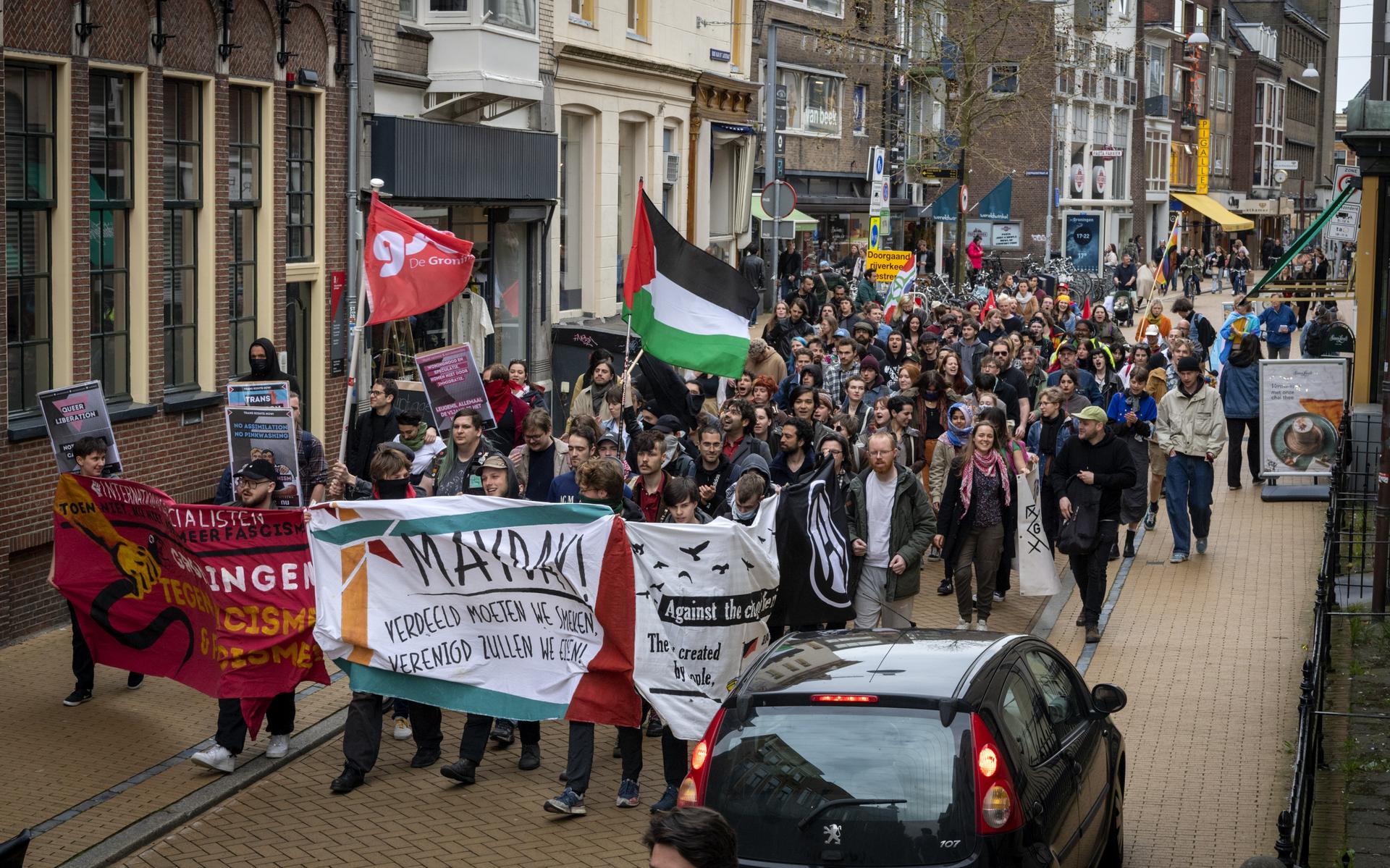 De 1 mei-demonstratie ging eerst van de Vismarkt door de Oude Kijk in 't Jatstraat...