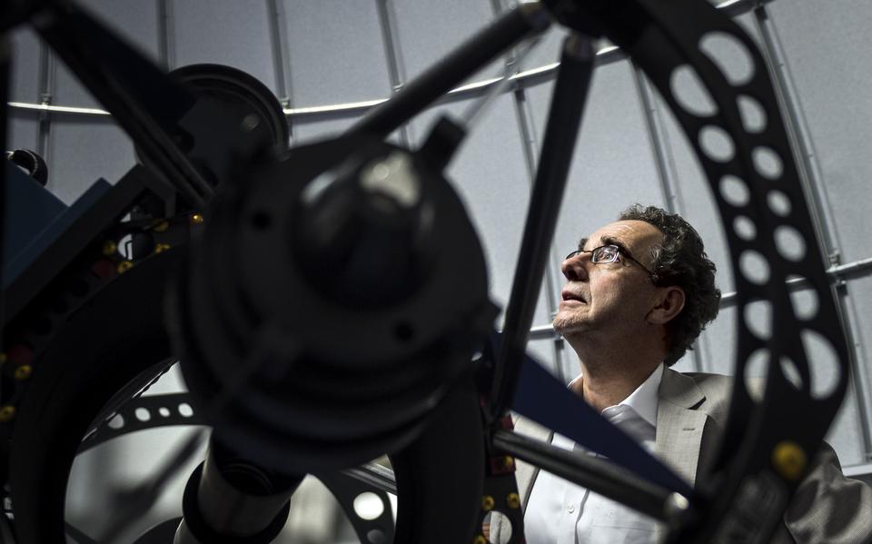 Peter Barthel, hoogleraar Astronomie & Astrofysica aan de Rijksuniversiteit Groningen (RUG), bij de sterrentelescoop in de Bernouilliborg op Zernike.