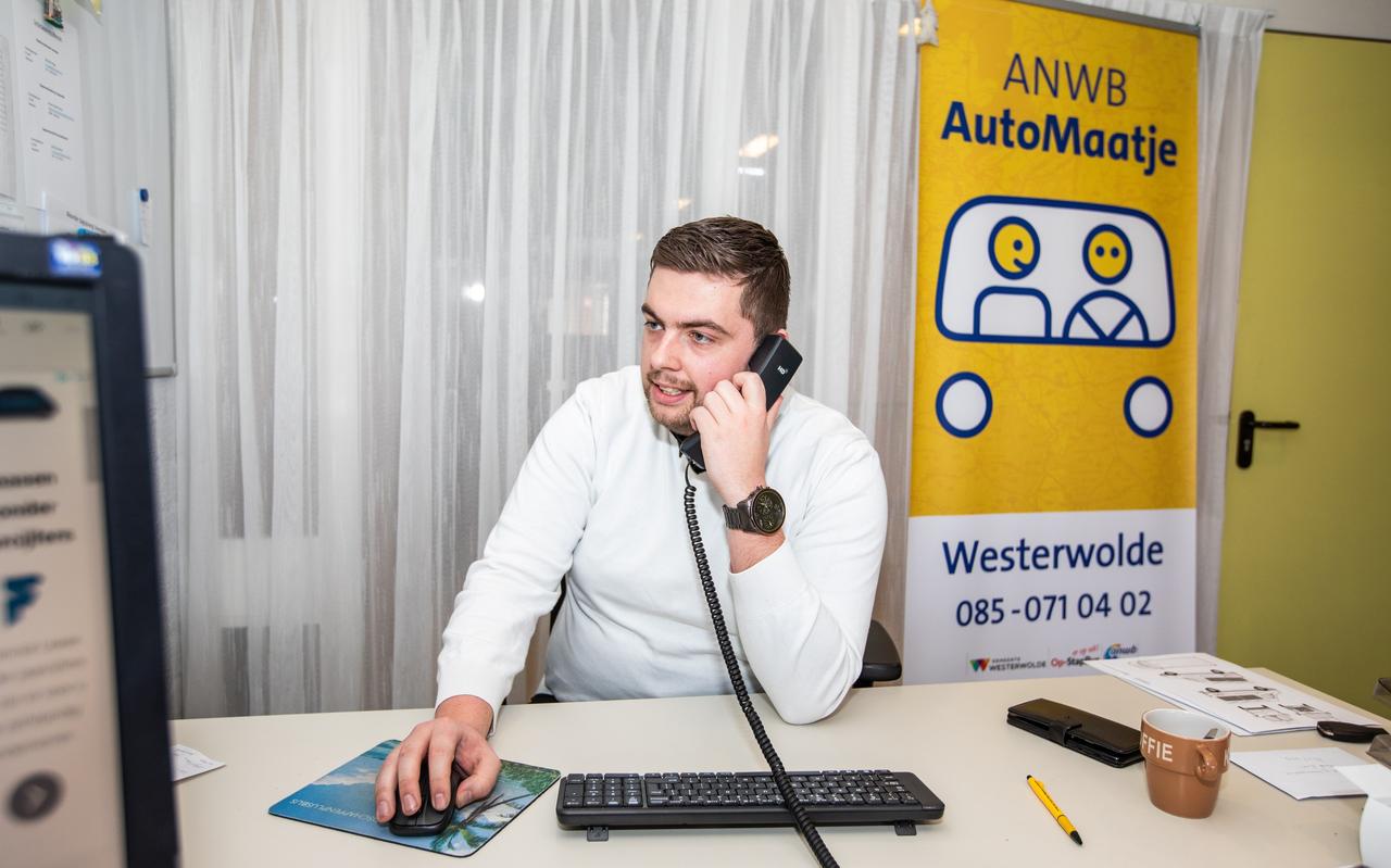 Mark Nienhuis is de coördinator van het project AutoMaatje in Westerwolde, waarbij vrijwillige chauffeurs mensen vervoeren. Hij heeft zijn hoofdkwartier in zorgcentrum Renselheerdt in Winschoten, daar komen de telefoontjes binnen. Straks ook voor mensen uit Oldambt. Mark Nienhuis is de coördinator van het project AutoMaatje in Westerwolde, waarbij vrijwillige chauffeurs mensen vervoeren. Hij heeft zijn hoofdkwartier in zorgcentrum Renselheerdt in Winschoten, daar komen de telefoontjes binnen. Straks ook voor mensen uit Oldambt.