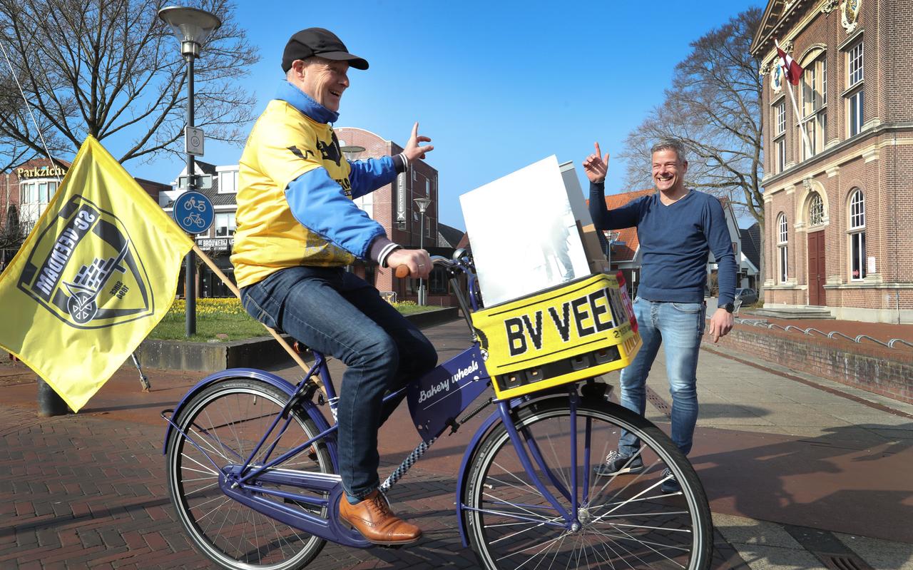 Klaas Fleurke heeft weer een nieuw boek geschreven over SC Veendam. Hij brengt de eerste exemplaren zelf rond. Klaas Fleurke heeft weer een nieuw boek geschreven over SC Veendam. Hij brengt de eerste exemplaren zelf rond.