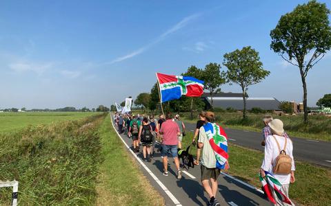 Op naar Stad: zo'n vijftig wandelaars vertrokken dinsdagmorgen bij Huizinge voor een protestmars om aandacht op te eisen voor de nog altijd stagnerende versterkingsoperatie in het Groningse aardbevingsgebied.