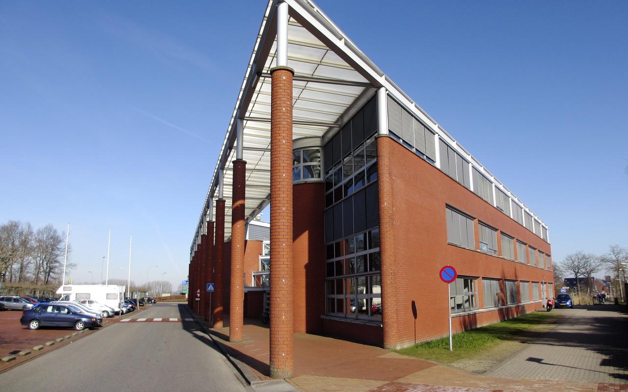 Het gemeentehuis van Zuidhorn. Het gemeentehuis van Zuidhorn.